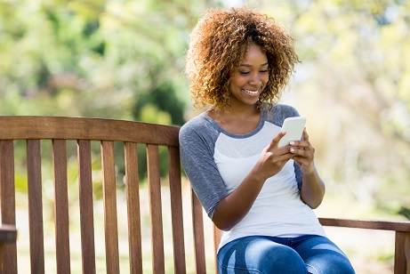 Bild mit Personen die unterwegs am Tablet und Smartphone lernen