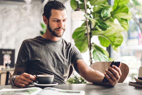 Bild mit Personen die unterwegs am Tablet und Smartphone lernen